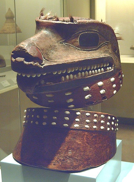 Casco y collera de lobo tlingit, Tlingit wolf mask, M. América, Madrid, Spain