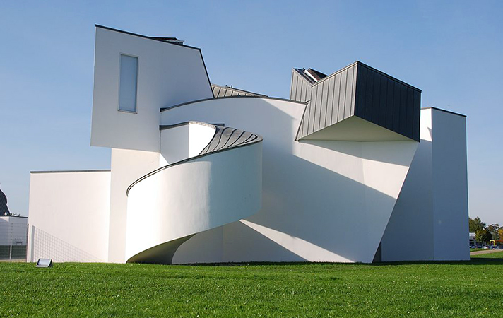 East façade, Frank Gehry, Vitra Design Museum, Weil am Rhein von Osten, 1989 (photo: Wladyslaw CC BY-SA 3.0)