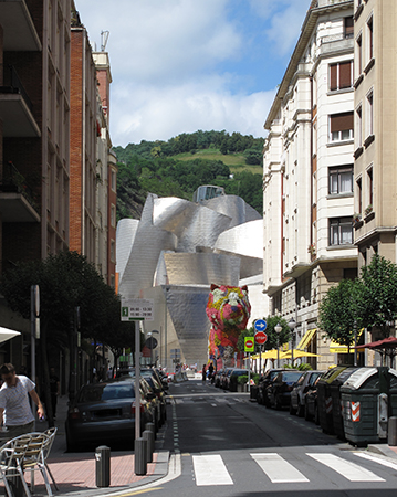 View from Iparraguirre Kalea toward the main entrance, (photo: Mariordo (Emilio I. Panizo), CC BY-NC-SA 2.0)