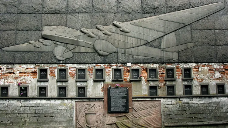  Memorial to the victims of the 1935 crash of the Maxim Gorky, Novodevichy Cemetery, Moscow. Photo by carlfbagge/Flickr.