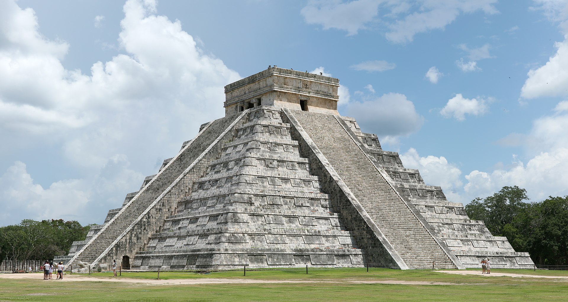 Picture of the pyramidal castle at Chichen Itza