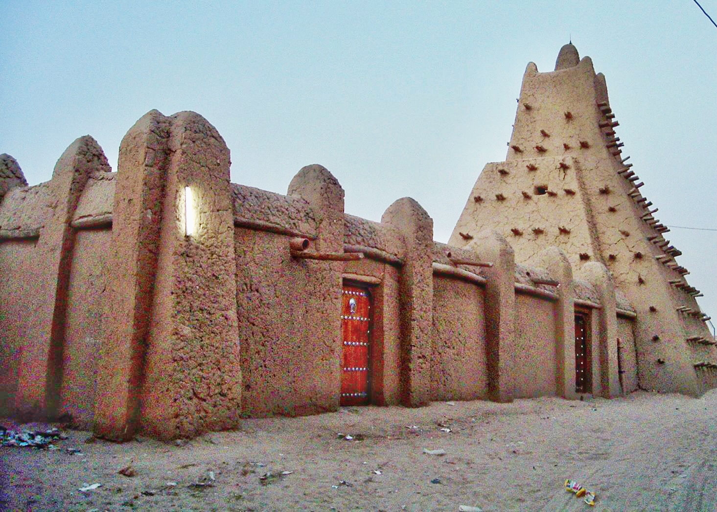 Figure 6.12 Sankore Madrasah in Timbuktu, Mali (Anne and David, 2007. CC BY-SA 4.0.)"